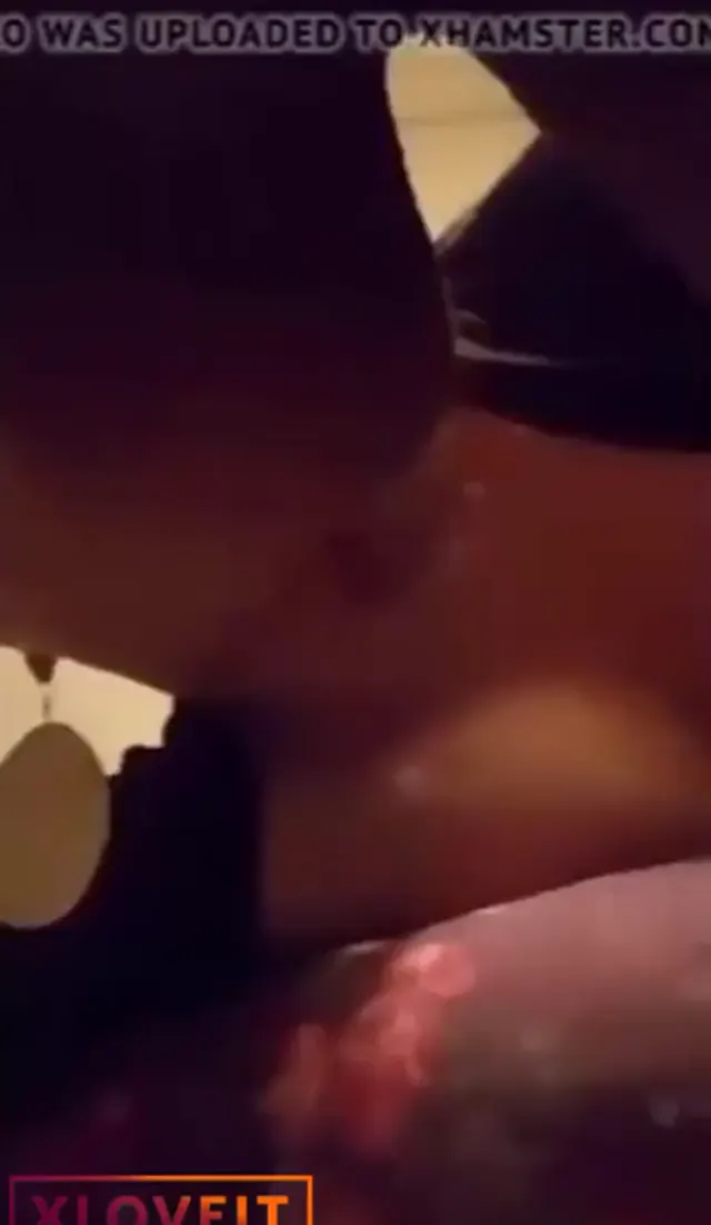Ailesi yan odadayken nişanlısına sakso çekiyor — Amatör Porno · sahne 2