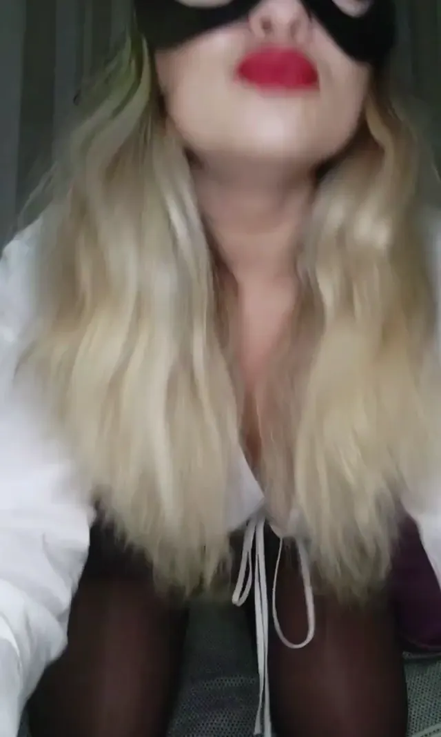 Akdeniz Kızı ifşa Külotlu çorabını yırtıp am göt gösterdi — Akdeniz Kızı — Bedava Porno · sahne 3