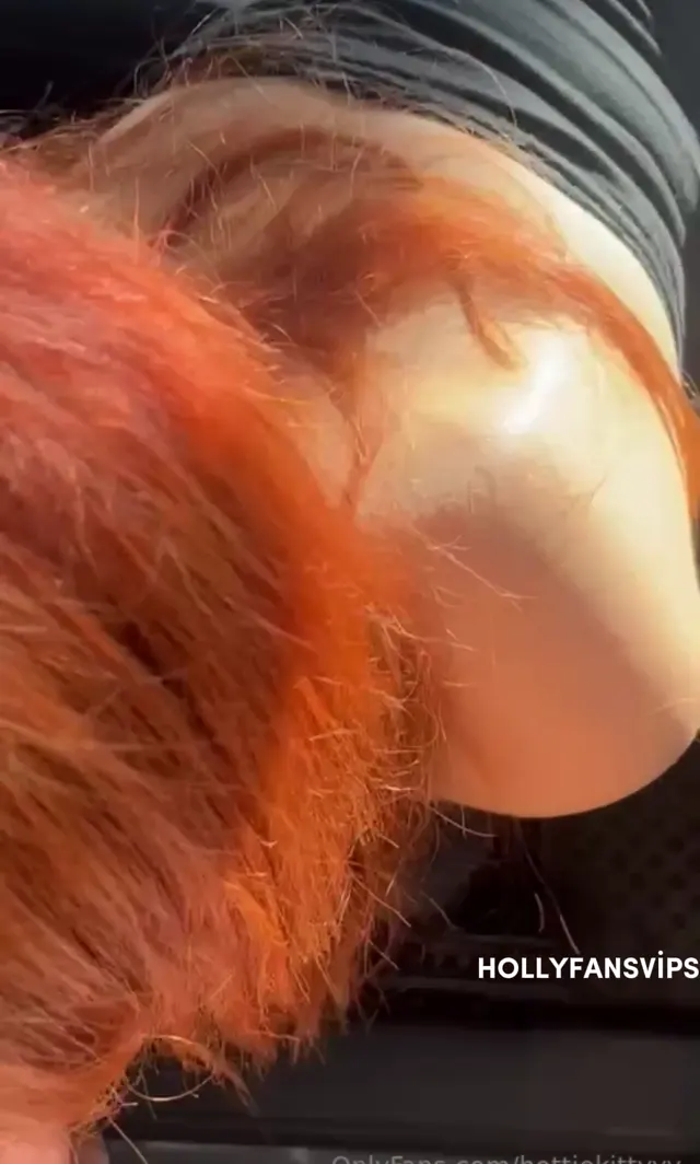 Kızıl Porno Hottie Kittyy arabada ağzına aldı — Hottie Kittyy — Mobil Porno · sahne 1