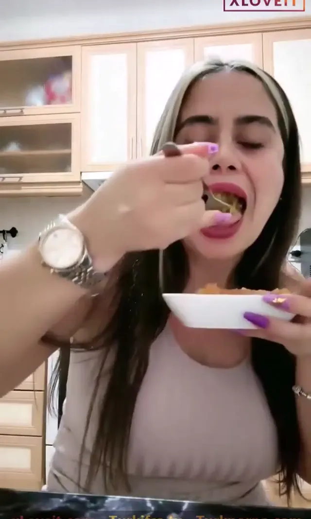 Ayşe Elbi ifşa Yemek yerken kalkıp götünü salladı — Ayşe Elbi — Canlı Yayınlar · sahne 1