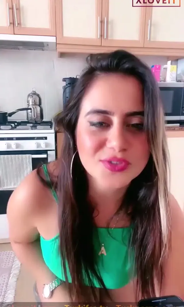 Ayşe Elbi ifşa Yeşil elbiseli gündüz yayınında oynadı — Ayşe Elbi — Canlı Yayınlar · sahne 3