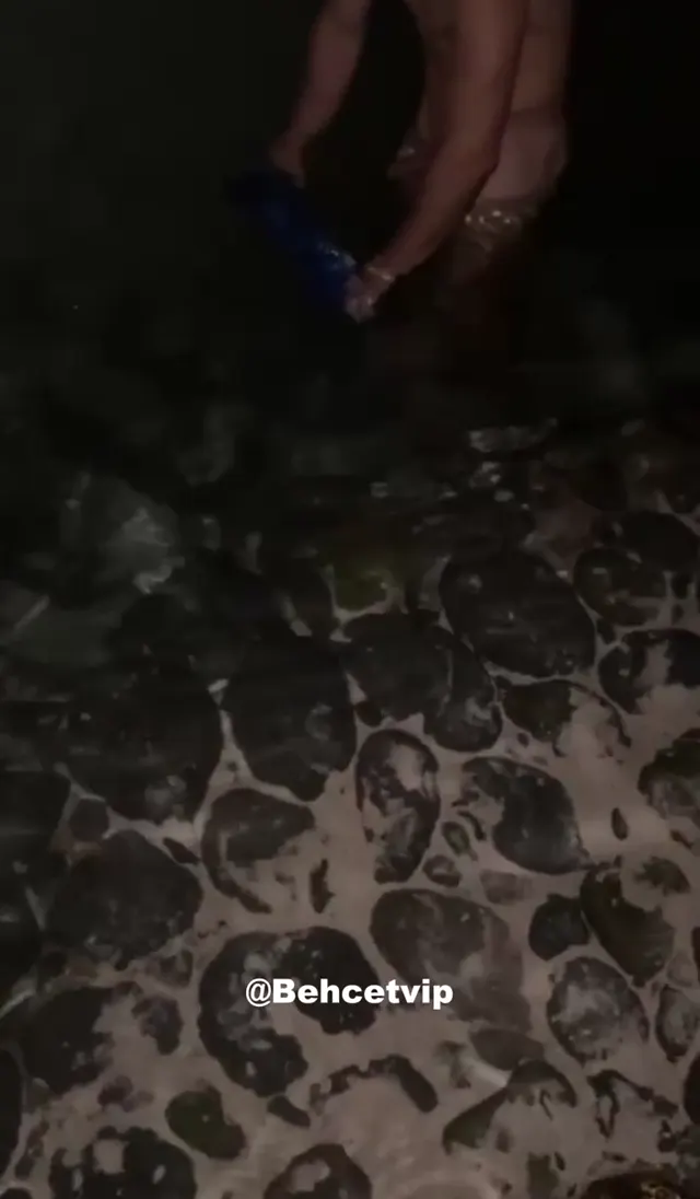 Burçin Erol ifşa gece suyun içinde sünnetsiz sik elledi — Nightmeal — Bedava Porno · sahne 3