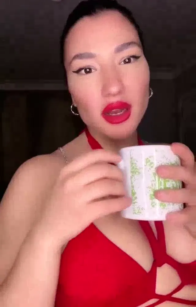 Burcu Yıldız — Burcu Yıldız ifşa Kırmızı elbiesiyle canlı yayında · sahne 2