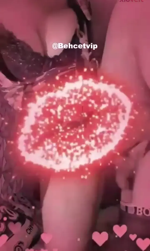 Büyük Memeli Azra damarlı yarrağa sakso çekti — Konulu Porno · sahne 3