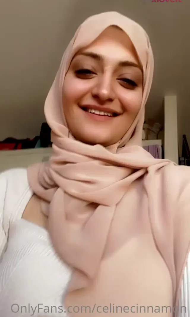 Celine Cinnamon — Celine Cinnamon ifşa Türbanlı karıdan nude videolar · sahne 3