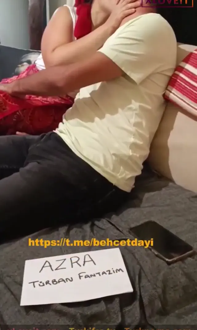 Cuckold Porno Türbanlı Azra kocasının önünde başkasıyla yiyişti — Azra — Amatör Porno · sahne 1