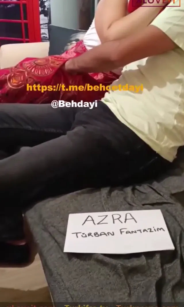 Cuckold Porno Türbanlı Azra kocasının önünde başkasıyla yiyişti — Azra — Amatör Porno · sahne 2