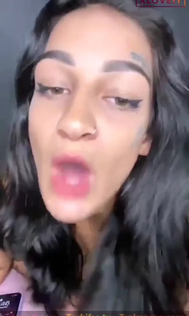 Naz Elbir ifşa Esmer dövmeli kankasıyla am göt açtı — Naz Elbir — Canlı Yayınlar · sahne 1