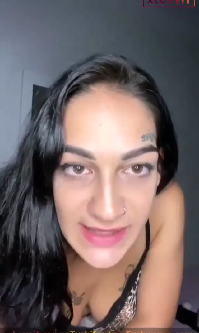 Naz Elbir ifşa Esmer dövmeli kankasıyla am göt açtı — Naz Elbir — Canlı Yayınlar · sahne 2