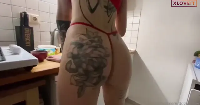 Doğa Tümer ifşa Dövmeli hatundan nude pasta yapımı — Türk ifşa · sahne 2