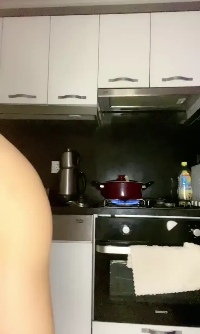 Eceniz — Eceniz ifşa Mutfakta nude dans ederek yemek yaptı · sahne 3