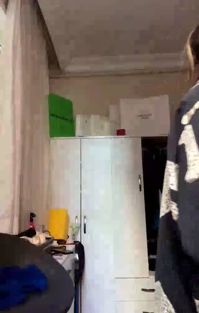 Elanur AYan ifşa Kıyafetlerini dolaba yerleştirdi — Elanur Ayan — Bedava Porno · sahne 2