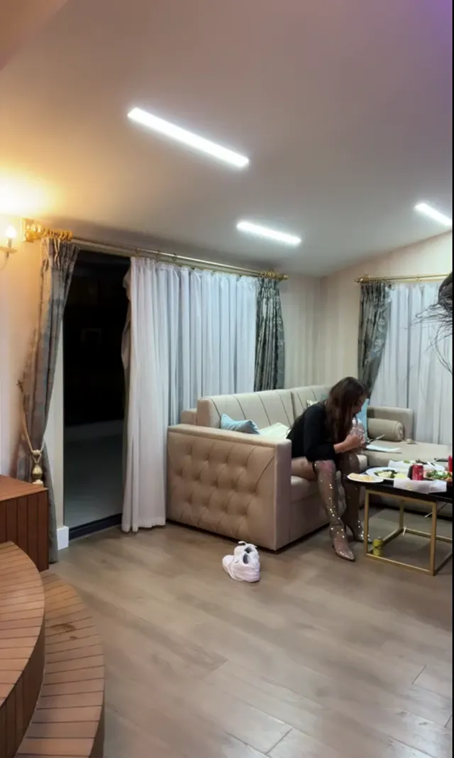Eyşan Bigo — Eyşan Bigo Live 10 · sahne 1