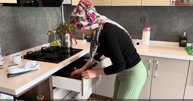 Fatma ile her telden ifşa Pilavı kurup tezgahı temizledi — Fatma ile Her Telden — Türk ifşa · sahne 1