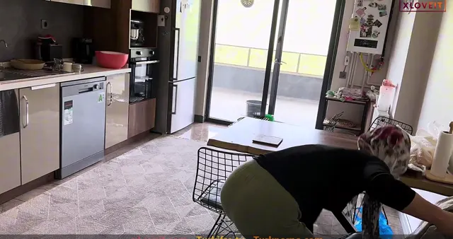 Fatma ile her telden ifşa Pilavı kurup tezgahı temizledi — Fatma ile Her Telden — Türk ifşa · sahne 3