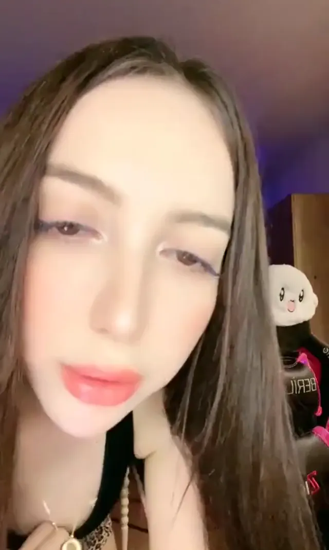 Genç ifşa Beril seksi fiziğiyle canlı yayında — Canlı Yayınlar · sahne 1