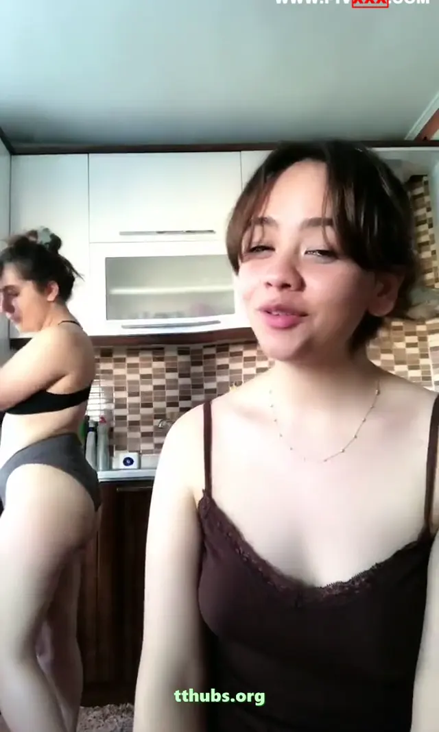 Güzel kızlar yayında, izleyici abaza erkeklere kalçalarını ve memlerini gösterdiler. - Porno Video — Türk ifşa · sahne 1