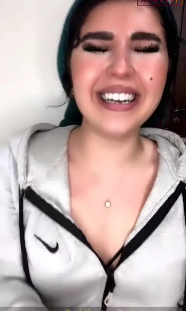 Hasret — Hasret ifşa Türbanlı kızdan meme dekolteli yayın · sahne 3