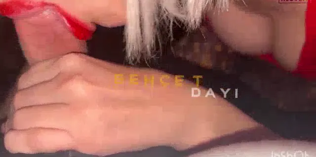 HD Sakso Neslihan Güneş kırmızı rujlu dudaklarıyla emcükledi — Neslihan Güneş — Mobil Porno · sahne 1