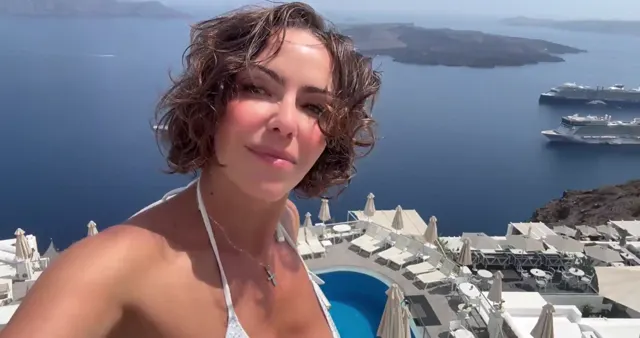 Karolin Fisekci Patreon Ifsa Santorini Manzarasinda Seksi Beyaz Bikiniyle Goz Kamastirici — Karolin Fişekçi — Türk ifşa · sahne 3