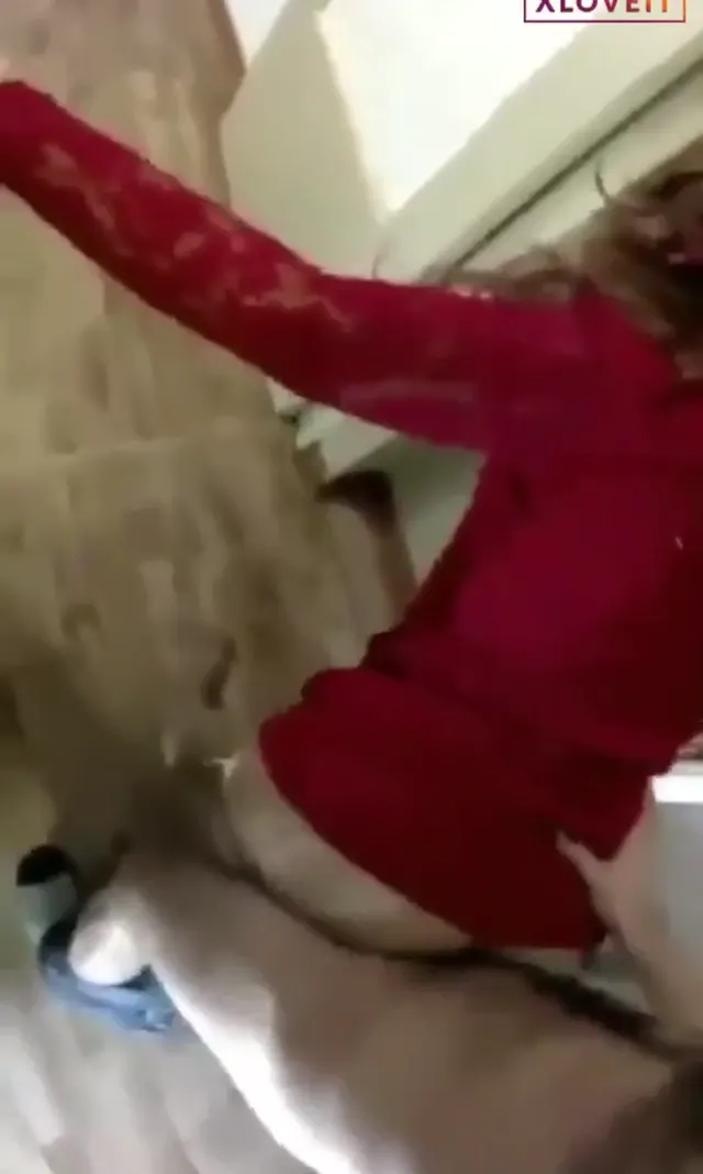 Kendisinden büyük abla dediği kadını kapıya dayayıp sikti — Amatör Porno · sahne 1