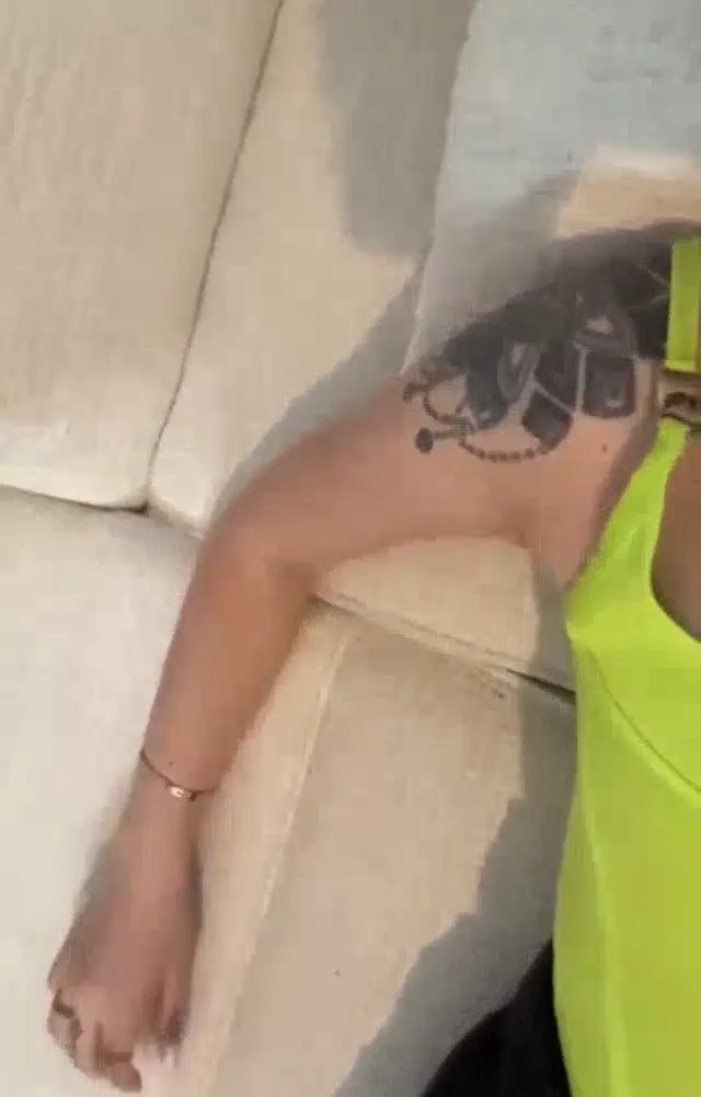 Koltuk altı fetiş Mistress Merve kölesine koltukaltı yalattı — Mistress Merve — Bedava Porno · sahne 3