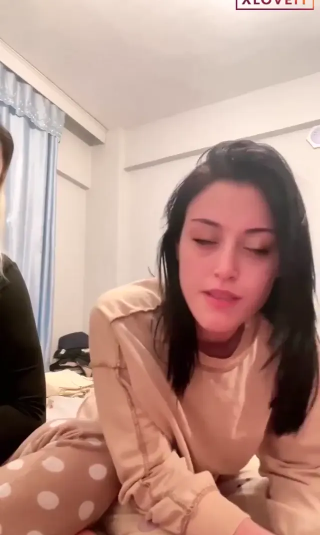 Lezbiyen ifşa Aleyna soyunup amcık parmakladı — Canlı Yayınlar · sahne 1