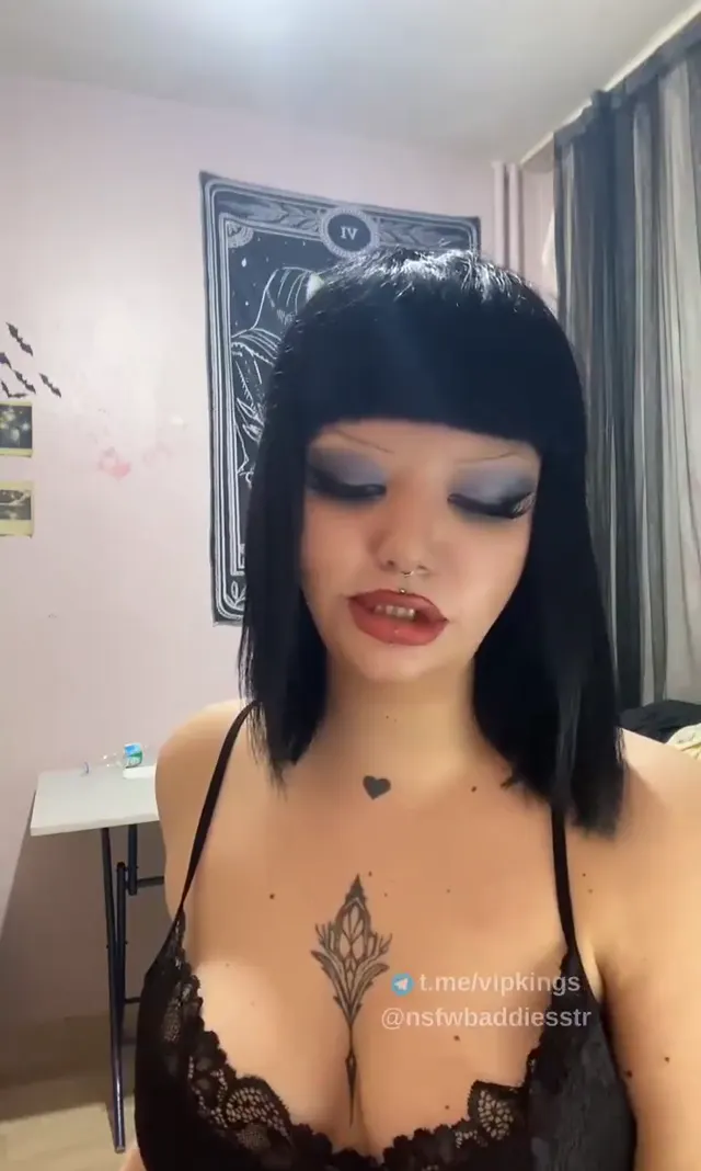 Lilith — Lilith ifşa Dövmeli kaküllü kızdan Mico yayını · sahne 1