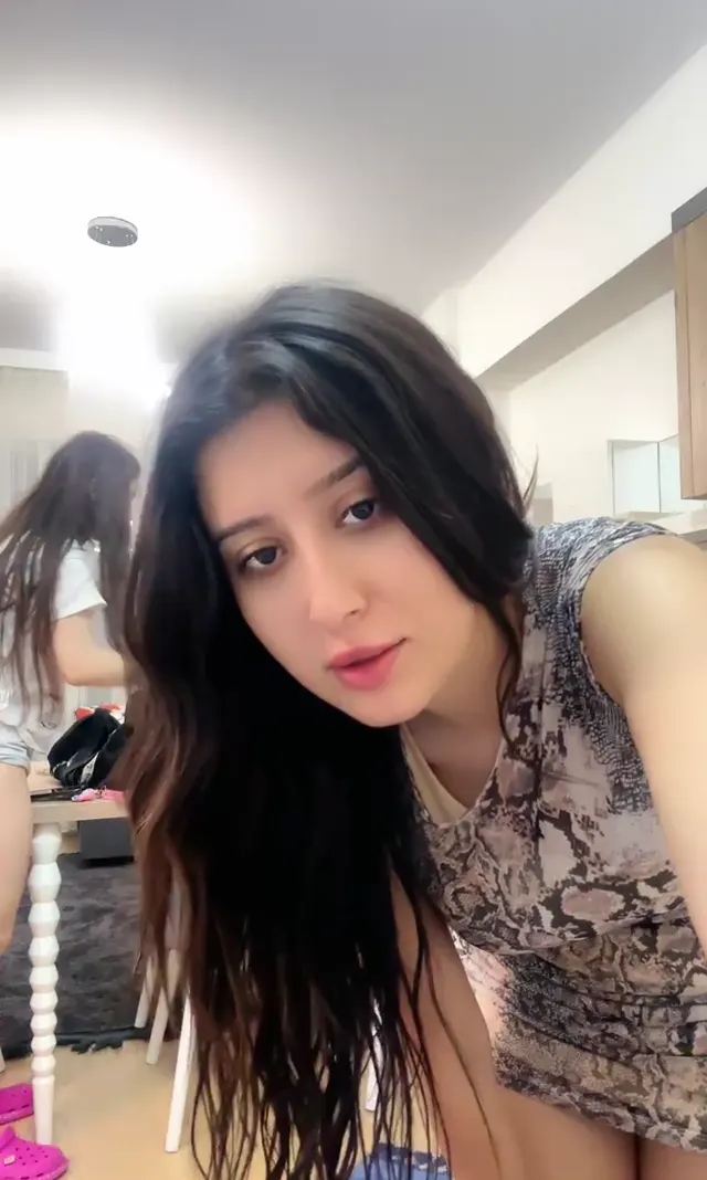 Lilya ifşa Üniversiteli çıtırlar canlı yayında — Lilya — Canlı Yayınlar · sahne 1