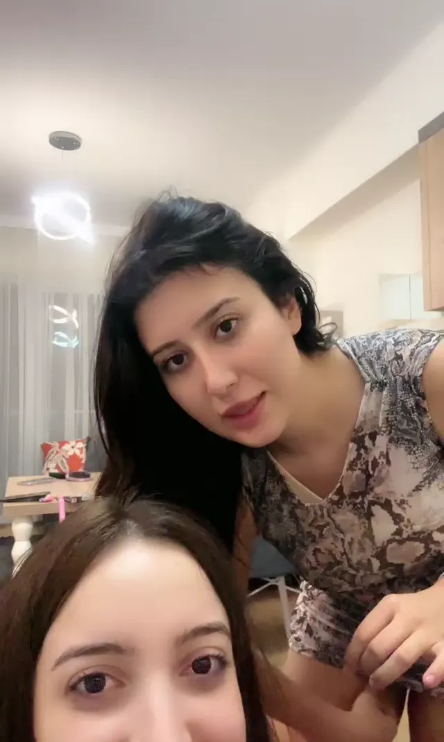 Lilya ifşa Üniversiteli çıtırlar canlı yayında — Lilya — Canlı Yayınlar · sahne 2