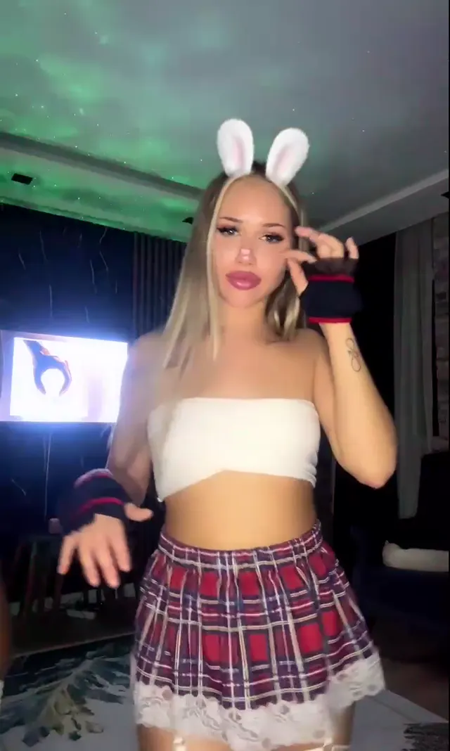 Marina Son — Marina Son Video 1 1 · sahne 2