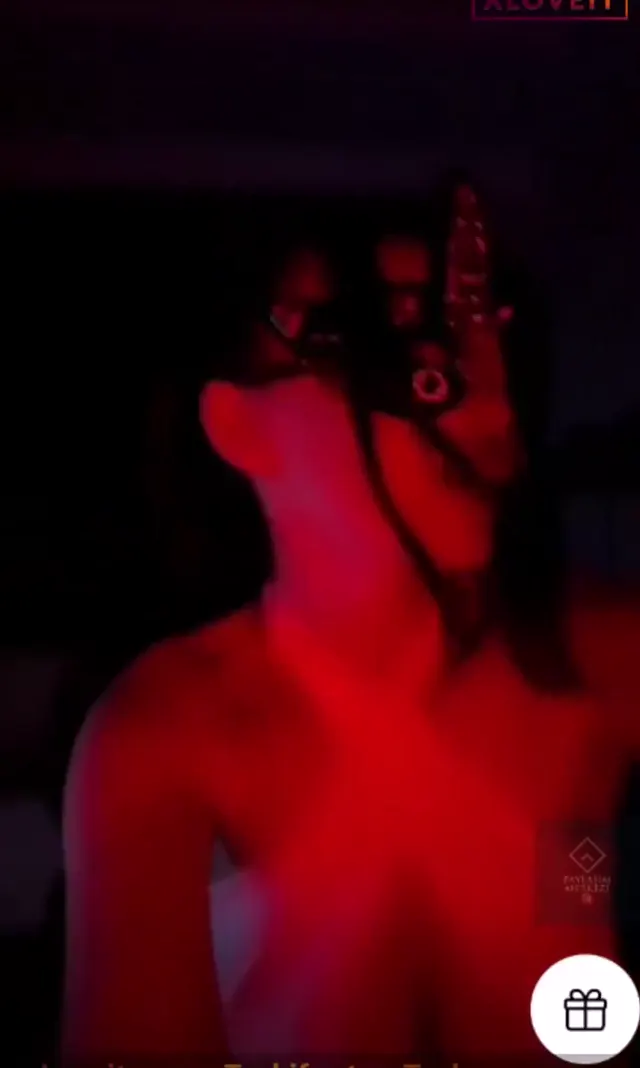 Çağla Somuncu — Çağla Somuncu Porno Koltukta kucakta içinde gezdirdi · sahne 1