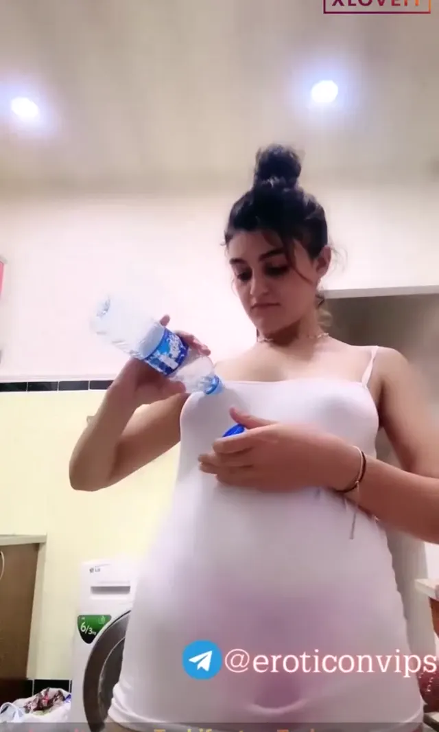 Melisa Yılmaz — Melisa Yılmaz ifşa Çıtır kız askılısına su döktü · sahne 2