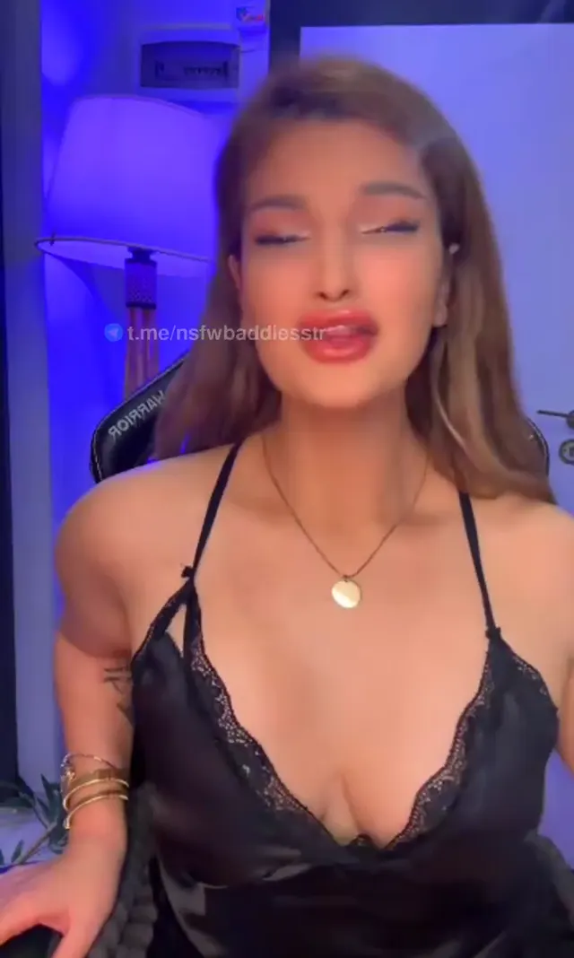 Mico Ezay — Mico Ezay ifşa – Meme ucu dışarı fırladı · sahne 2