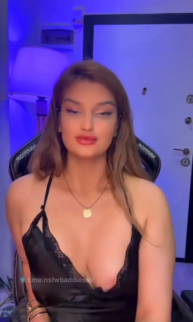 Mico Ezay — Mico Ezay ifşa – Meme ucu dışarı fırladı · sahne 3