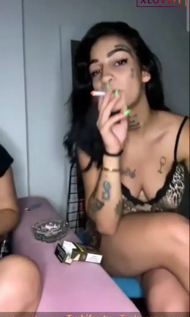 Naz Elbir — Naz Elbir ifşa Esmer dövmeli kankasıyla yayın yaptı · sahne 2