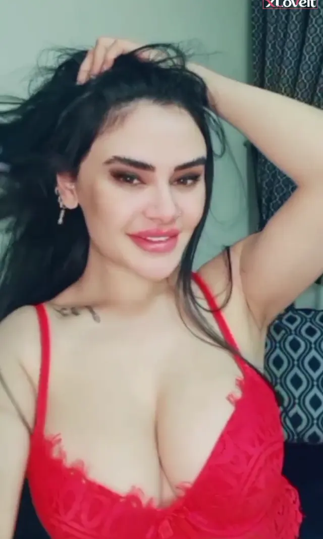 Naz Mila — Naz Mila ifşa Karışık nude videolarını seyret · sahne 1