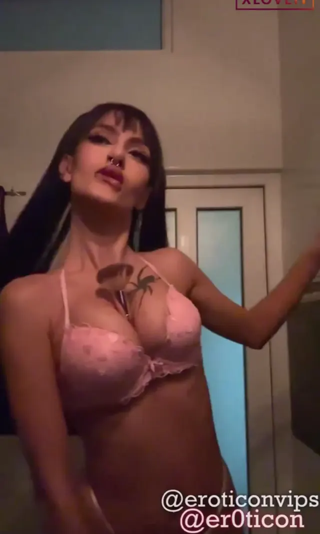 Pinkipye — Pinkipye ifşa Amına makyaj fırçası soktu · sahne 1
