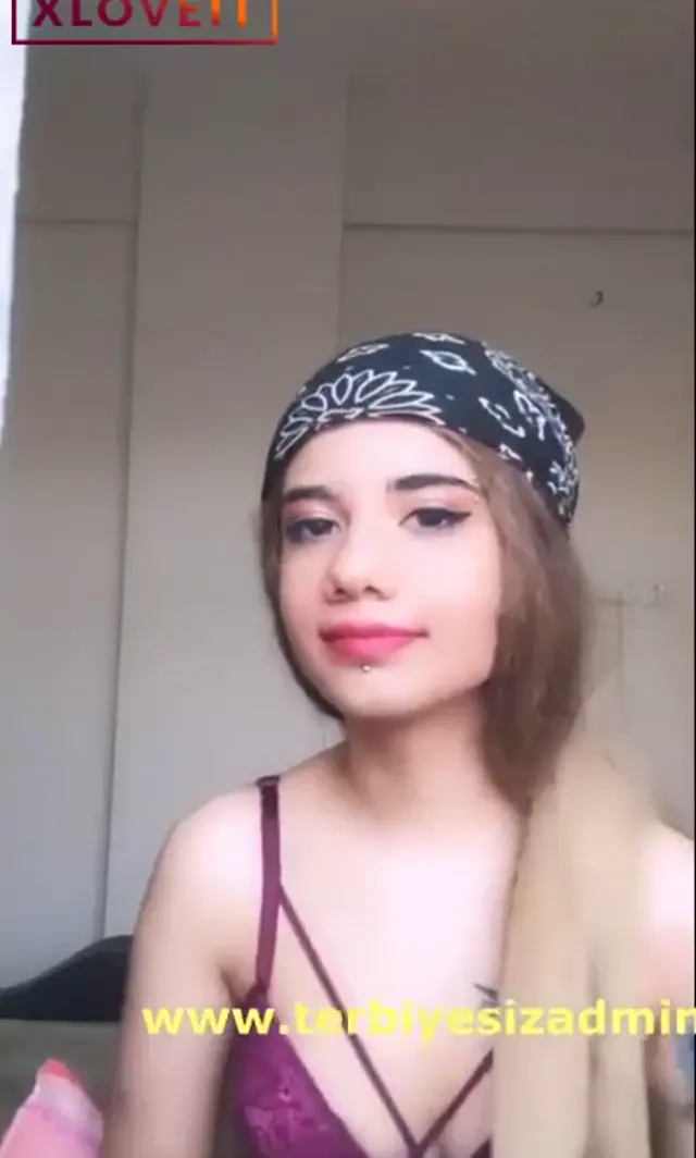 Saksoyla boşaltmaya çalışıyor ama olmuyor — Amatör Porno · sahne 3