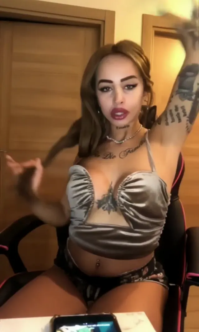 Shawty ifşa Sexy Esmer Türk hatundan canlı yayın seyret — Shawty — Canlı Yayınlar · sahne 3