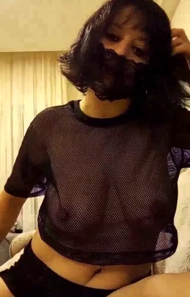 Siyah inci ifşa Güzel memelerini sergiledi — Bedava Porno · sahne 2