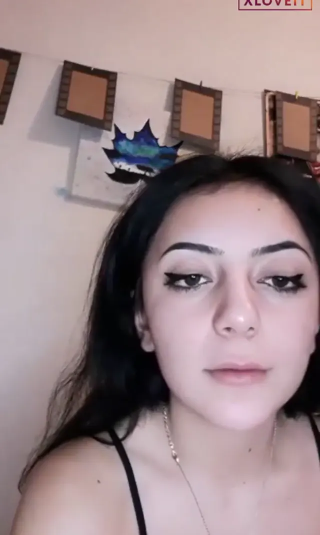 Arya — Tango Arya ifşa Kara kaş kara gözlü kızdan nude yayın · sahne 2