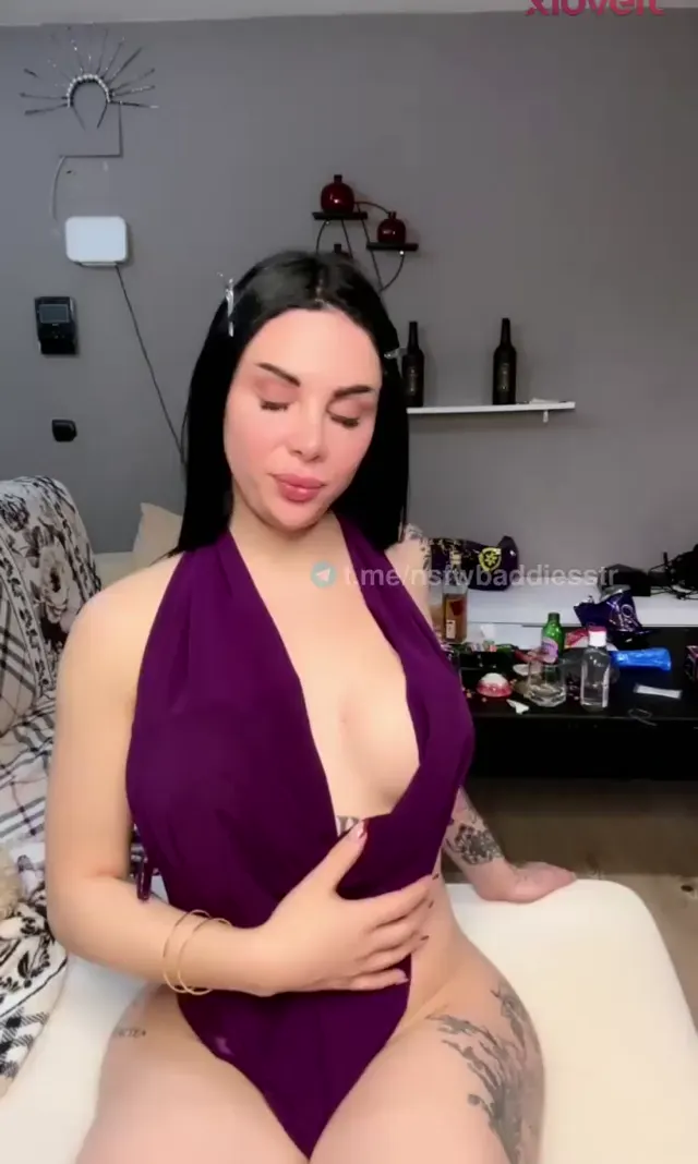 Tango Burcu — Tango Burcu ifşa Harika memelerini gösterdi · sahne 1