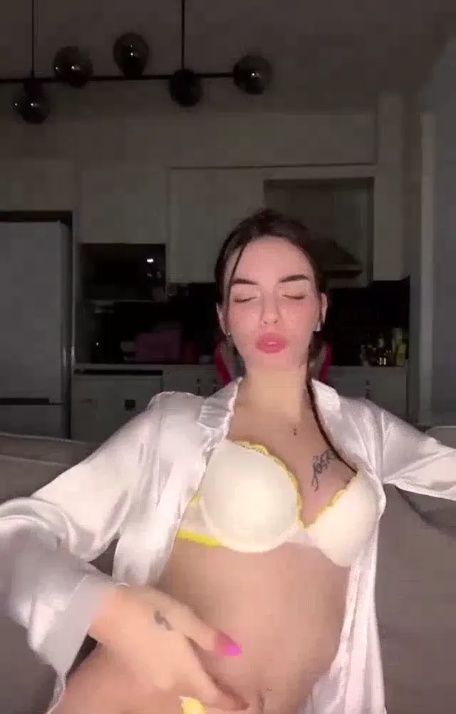 Elaa — Tango Elaa ifşa Çıtır güzel uzun boylu kızın yayını · sahne 2