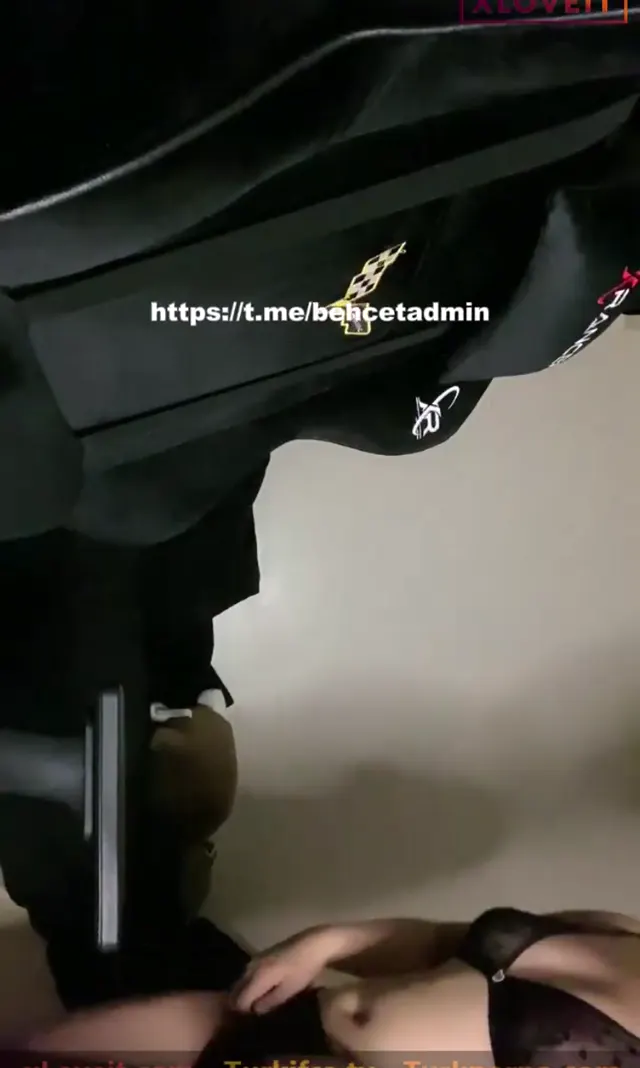 Emi — Tango Emi ifşa Soyunup canlı canlı am meme gösterdi · sahne 1