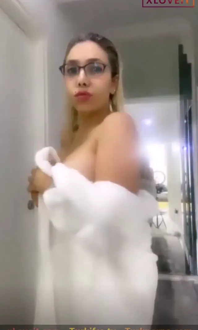 Tango Hera Lady ifşa Duşunu alıp bornozla çıktı — Canlı Yayınlar · sahne 3