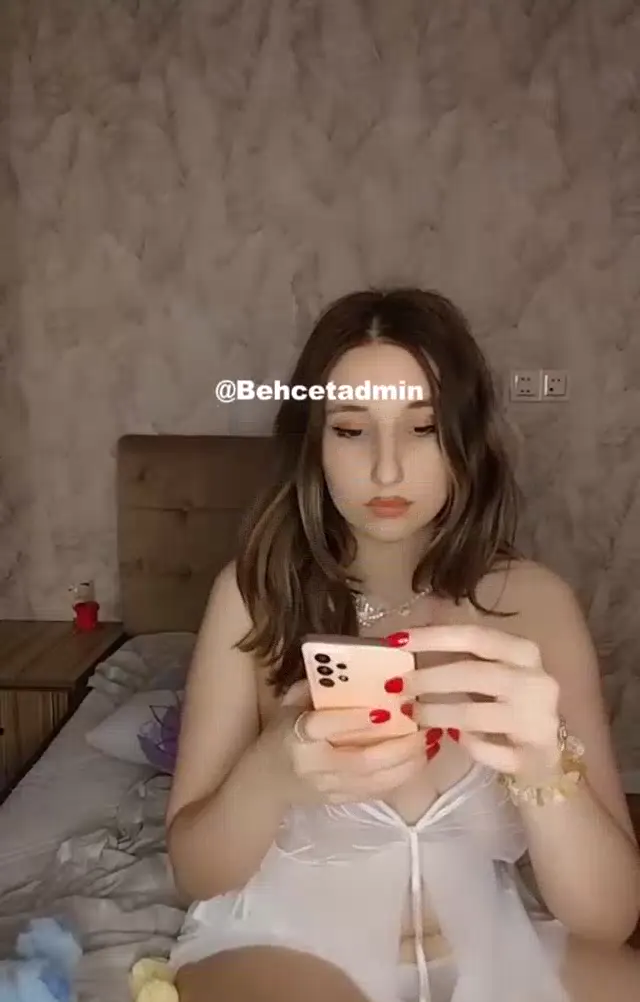 Tango Laura ifşa yayıncı hatun uyumadan önce yayında — Bedava Porno · sahne 3