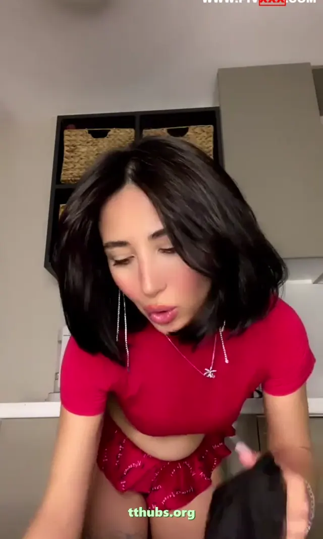 Tango Samael kırmızıdan siyaha soyunup azgın pozlar veriyor - Porno Video — Tango Samael — Türk ifşa · sahne 1
