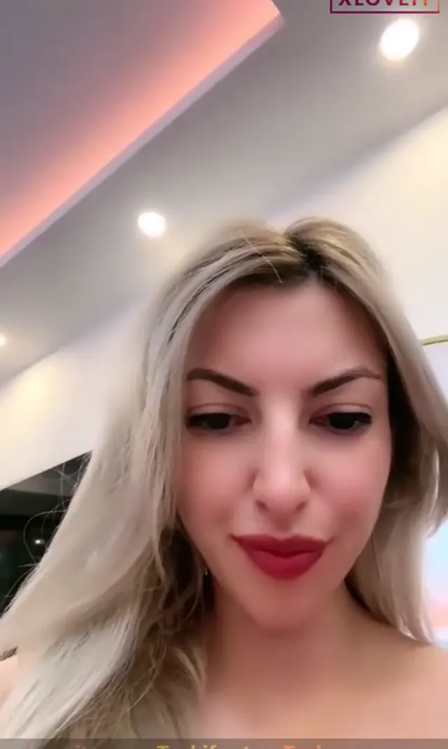 Tango Suzi — Tango Suzi ifşa Seksi kıyafetli yayın yaptı · sahne 2