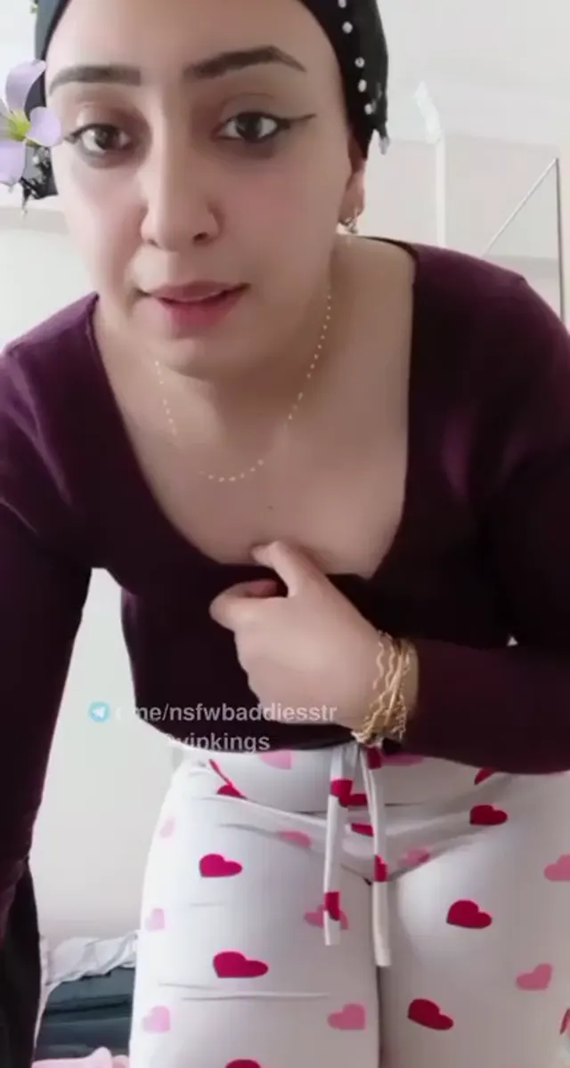 Ezgi — Tiktok Ezgi ifşa Türbanlı pijamalı kızın yayını · sahne 2